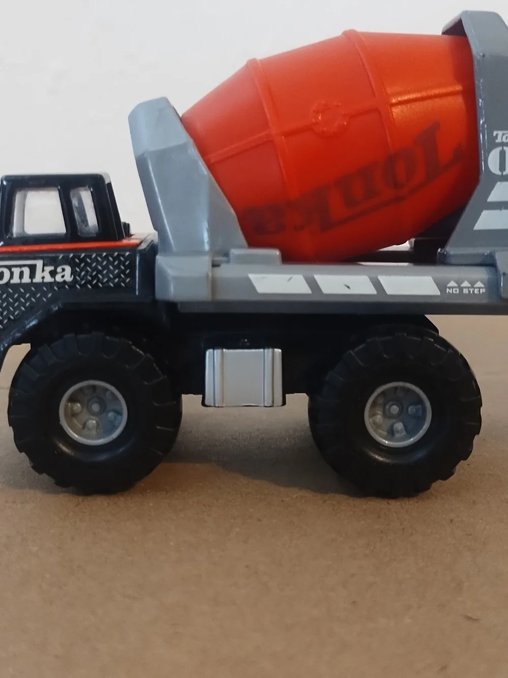 Vintage 2007 Maisto Tonka Cement Mixer Diecast/Plastic Truck red and black gray